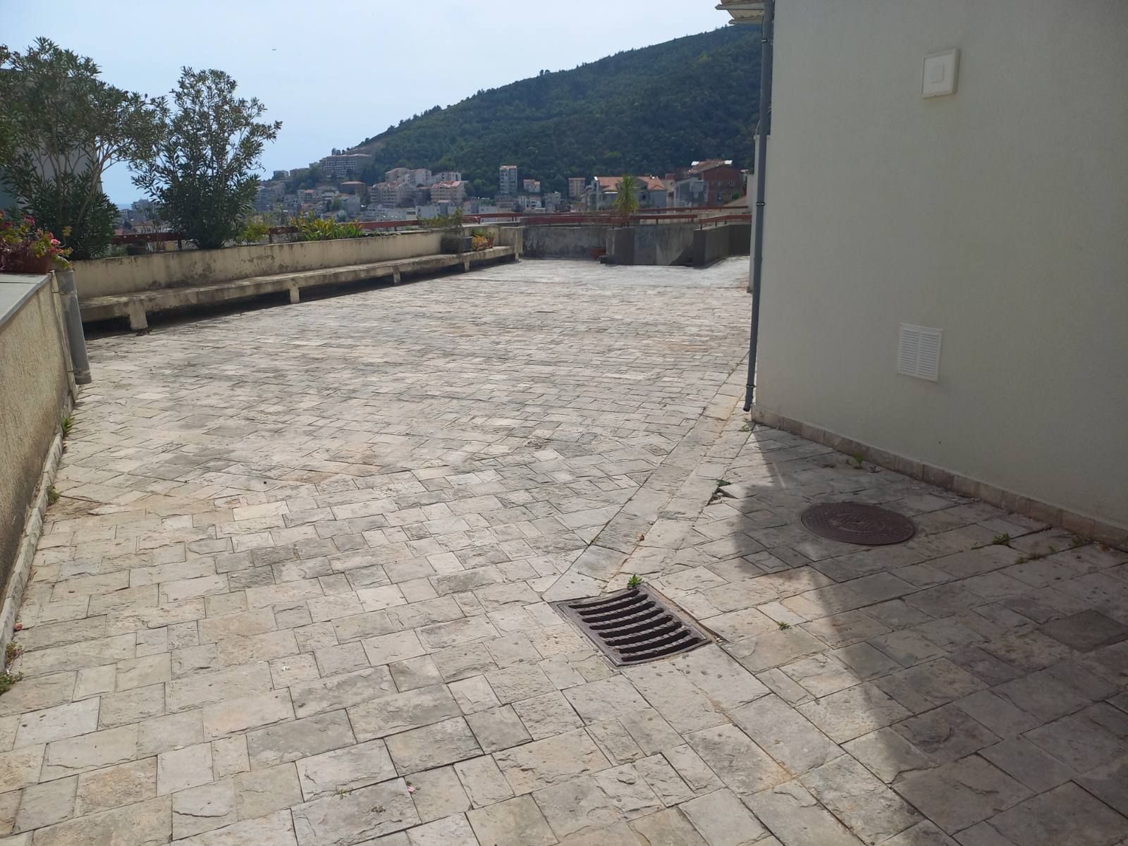 amforaproperty.com/Namesten dvosoban stan 75m2 sa panoramskim pogledom na more i grad,Dubovica-Budva