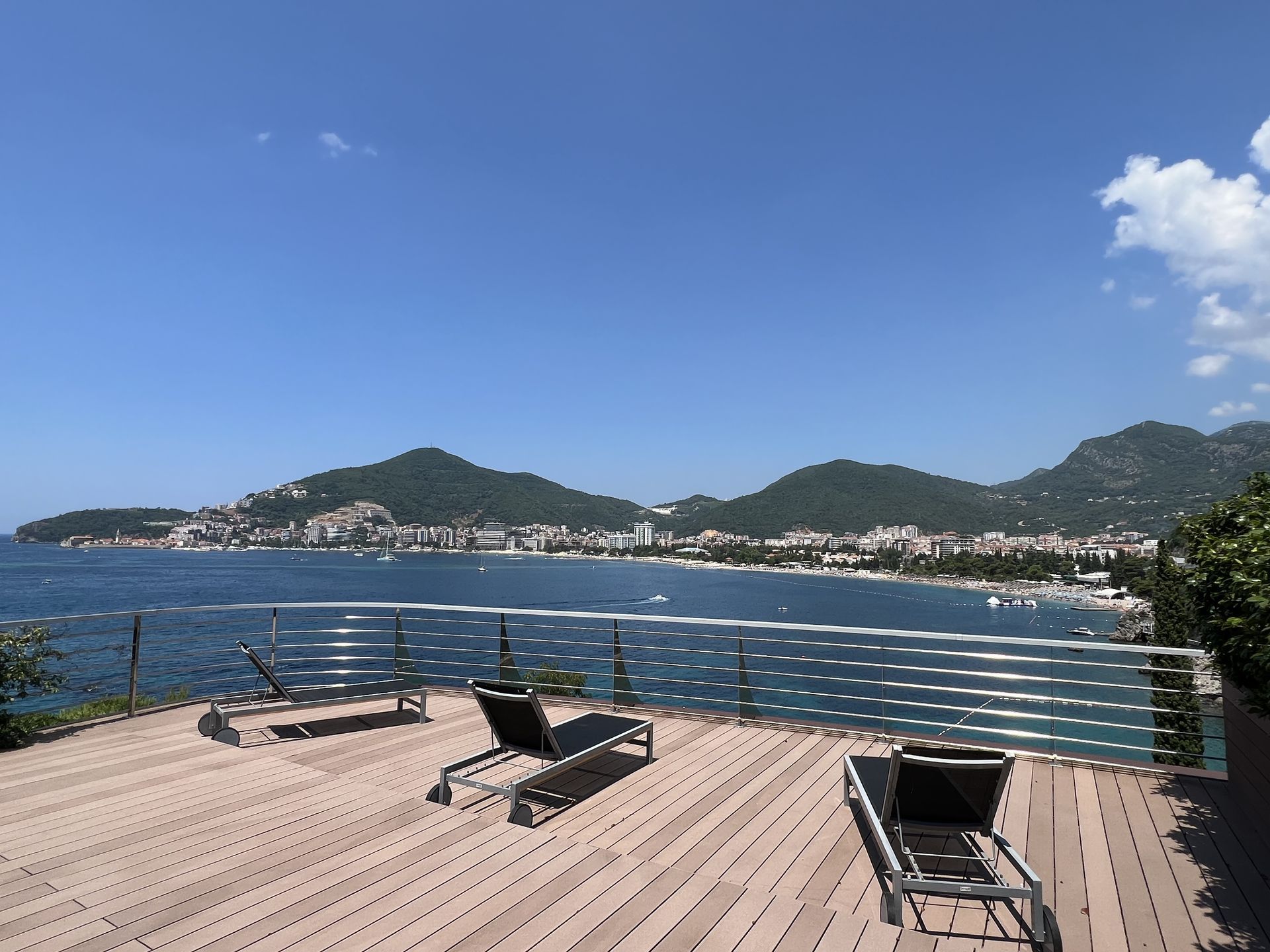 amforaproperty.com/BUDVA,DUKLEY GARDENS-Luksuzan dvosoban stan od 156m² sa terasom od 130m² i panoramskim pogledom (Mogućnost plaćanja u kriptovalutama)