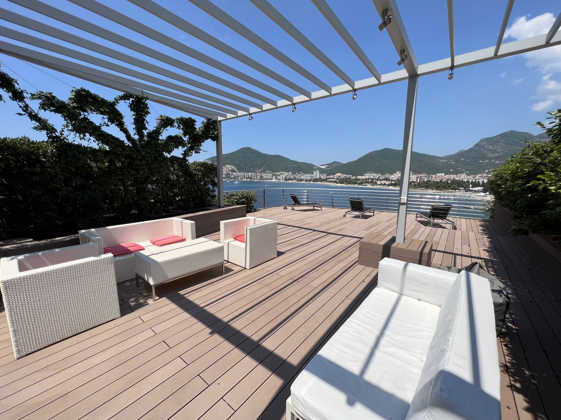 amforaproperty.com/BUDVA,DUKLEY GARDENS-Luksuzan dvosoban stan od 156m² sa terasom od 130m² i panoramskim pogledom (Mogućnost plaćanja u kriptovalutama)