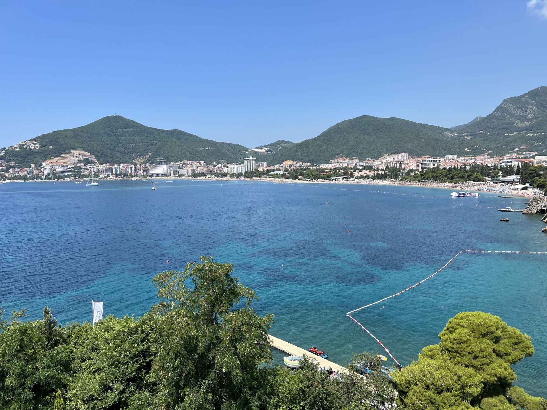 amforaproperty.com/BUDVA,DUKLEY GARDENS-Luksuzan dvosoban stan od 156m² sa terasom od 130m² i panoramskim pogledom (Mogućnost plaćanja u kriptovalutama)