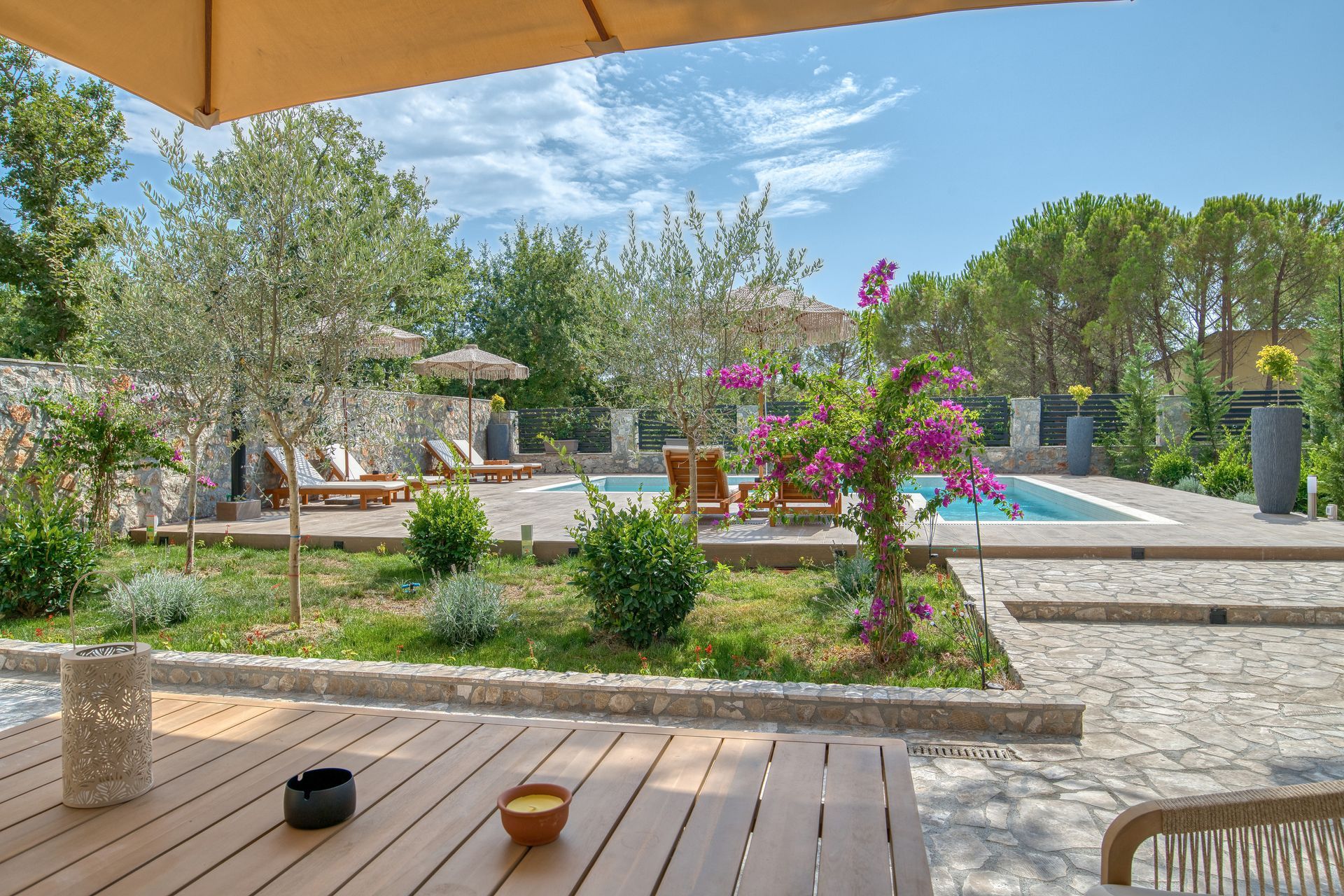 amforaproperty.com/Izdavanje,Kotor,Zagora-Ekskluzivna Vila sa Bazenom, Krovnom Terasom, Đakuzijem i Letnjom Kuhinjom (NA PERIOD DO 01.06.2025)