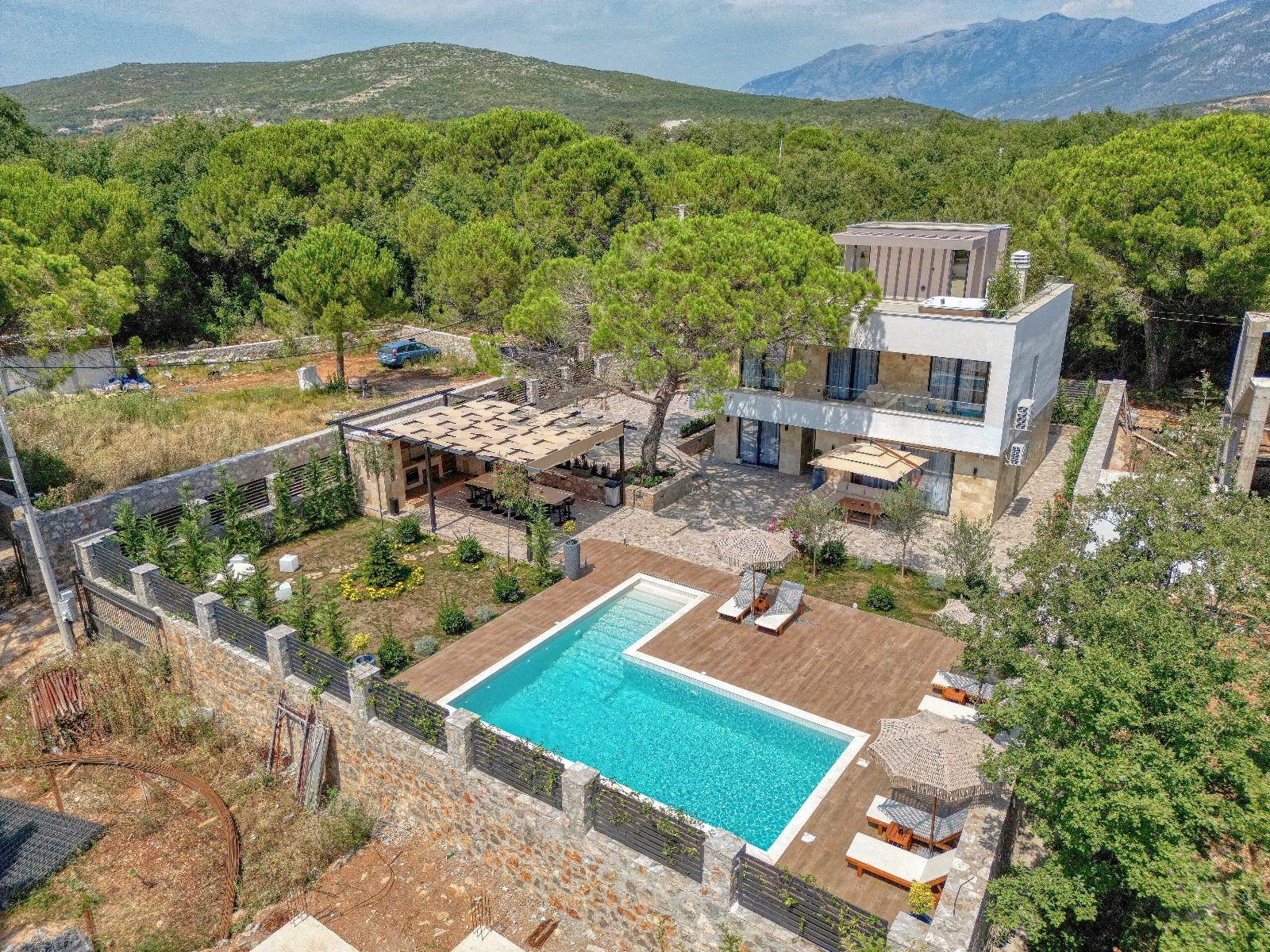 amforaproperty.com/Izdavanje,Kotor,Zagora-Ekskluzivna Vila sa Bazenom, Krovnom Terasom, Đakuzijem i Letnjom Kuhinjom (NA PERIOD DO 01.06.2025)