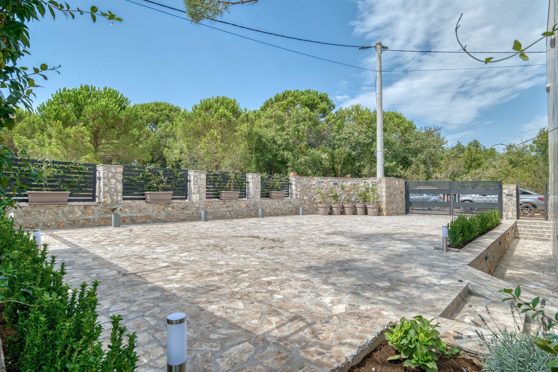 amforaproperty.com/Izdavanje,Kotor,Zagora-Ekskluzivna Vila sa Bazenom, Krovnom Terasom, Đakuzijem i Letnjom Kuhinjom (NA PERIOD DO 01.06.2025)