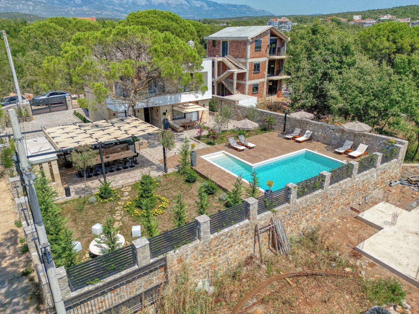 amforaproperty.com/Izdavanje,Kotor,Zagora-Ekskluzivna Vila sa Bazenom, Krovnom Terasom, Đakuzijem i Letnjom Kuhinjom (NA PERIOD DO 01.06.2025)