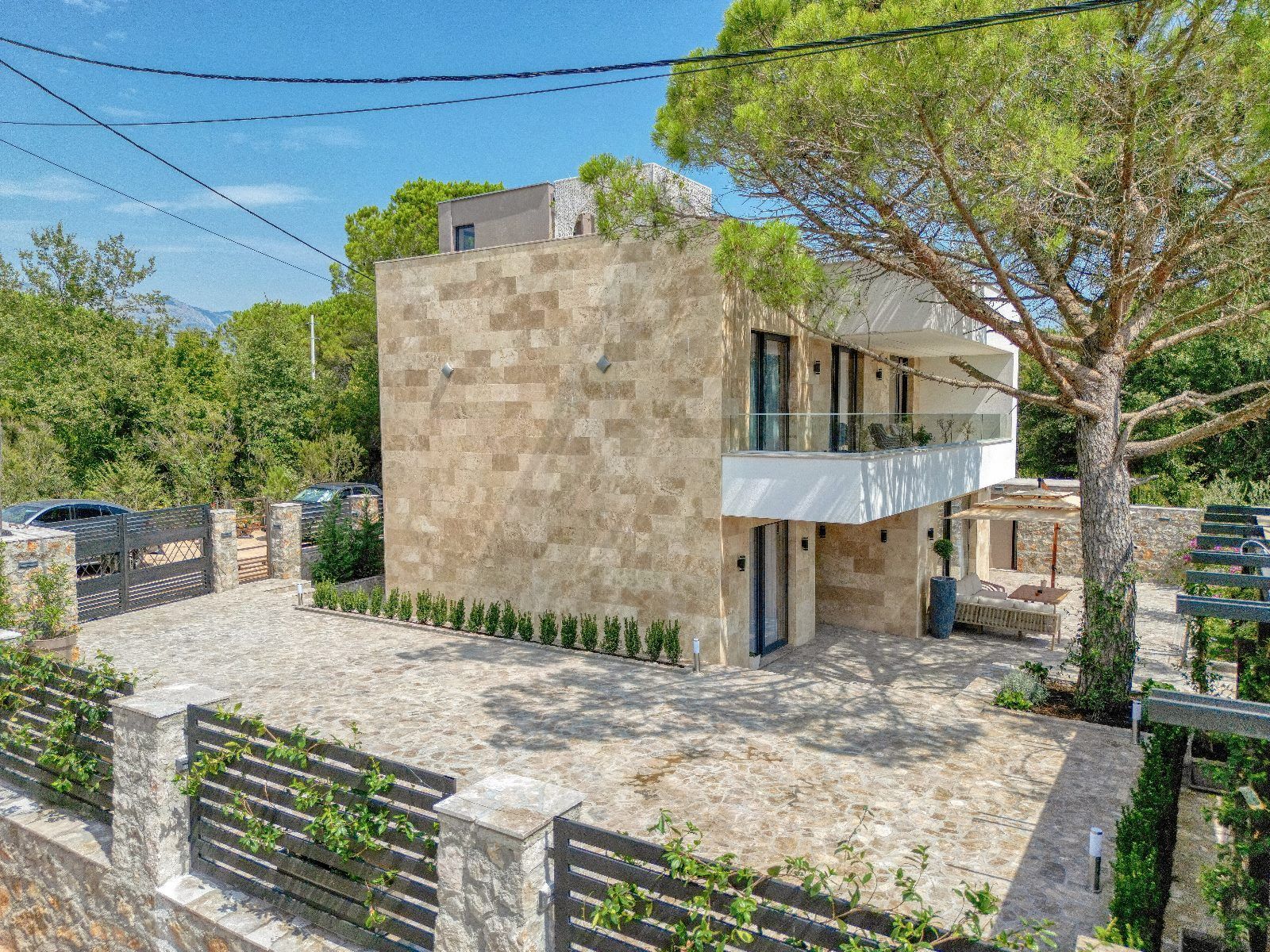 amforaproperty.com/Izdavanje,Kotor,Zagora-Ekskluzivna Vila sa Bazenom, Krovnom Terasom, Đakuzijem i Letnjom Kuhinjom (NA PERIOD DO 01.06.2025)