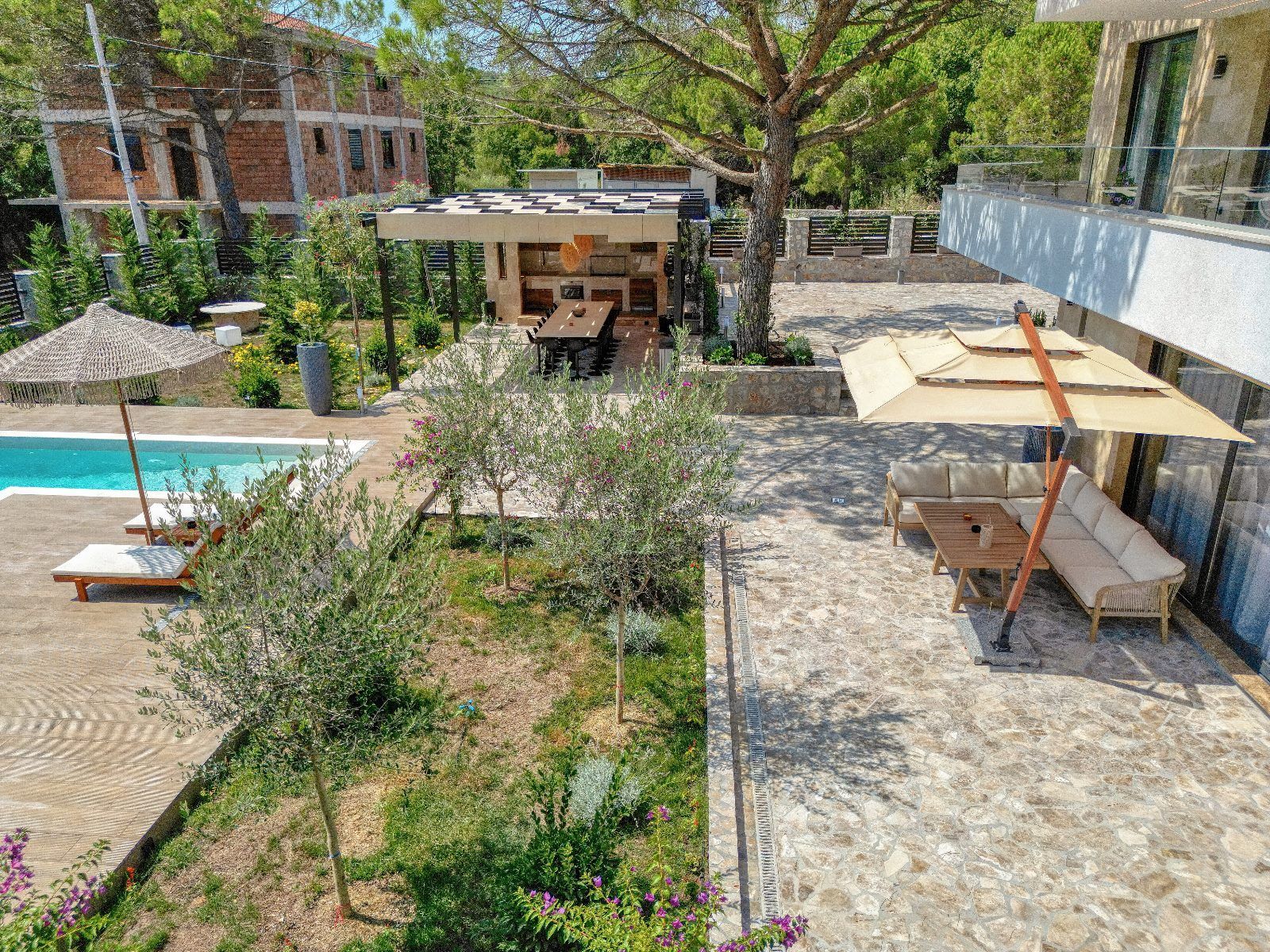 amforaproperty.com/Izdavanje,Kotor,Zagora-Ekskluzivna Vila sa Bazenom, Krovnom Terasom, Đakuzijem i Letnjom Kuhinjom (NA PERIOD DO 01.06.2025)