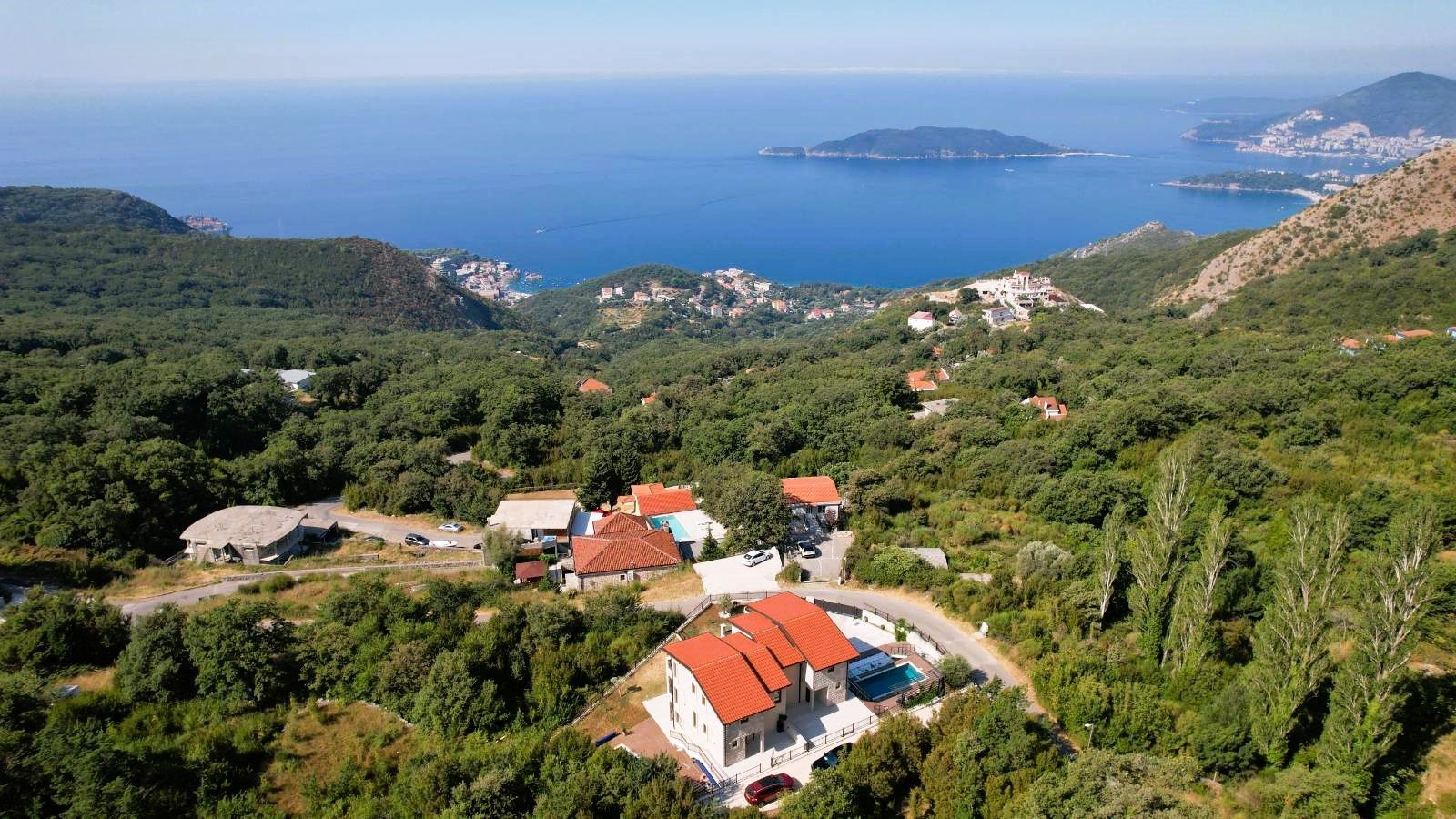 amforaproperty.com/Budva, Kuljače – Dve Luksuzne Novoizgrađene Vile sa Dva Bazena, Teretanom i Panoramskim Pogledom na More