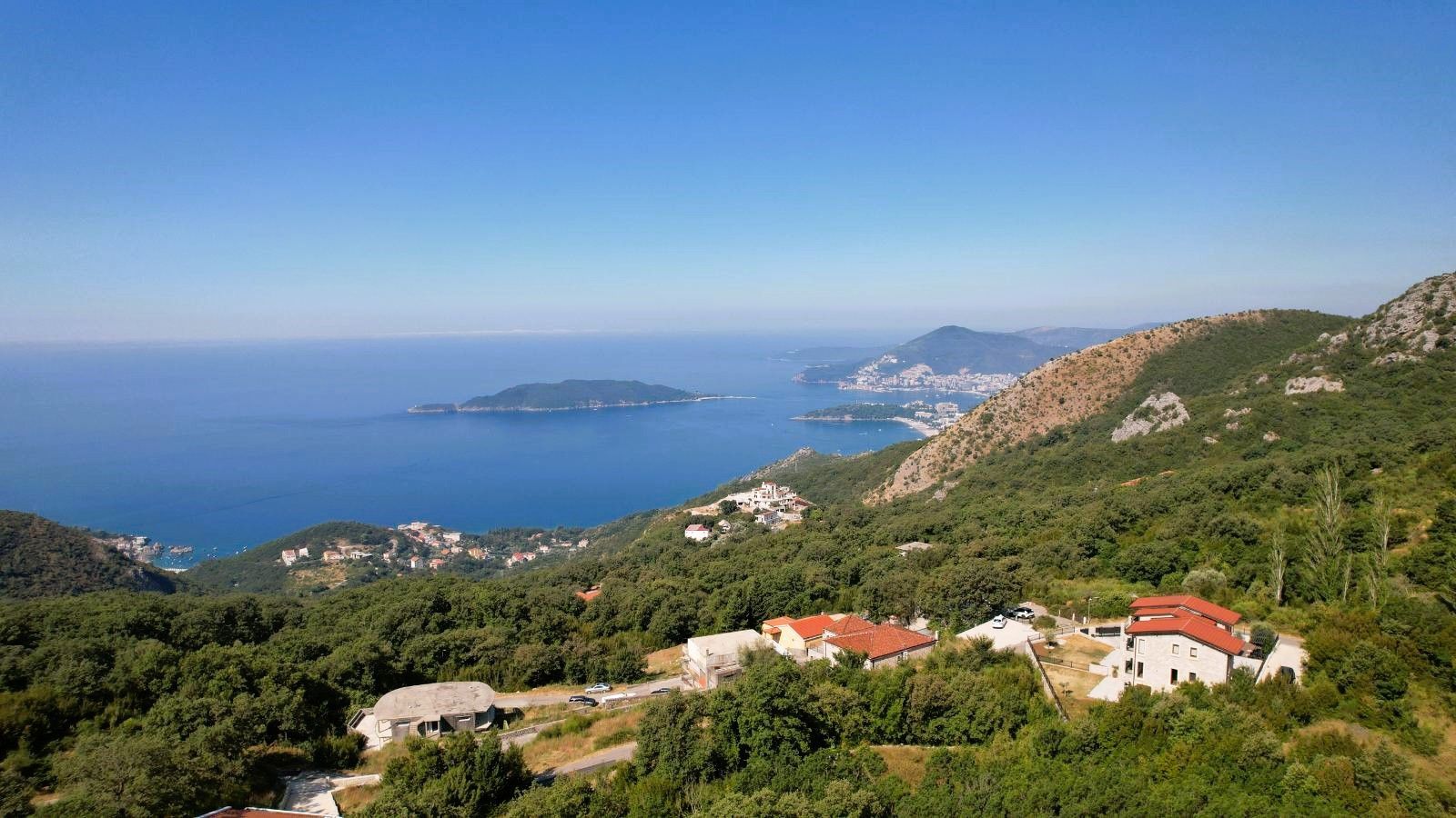 amforaproperty.com/Budva, Kuljače – Dve Luksuzne Novoizgrađene Vile sa Dva Bazena, Teretanom i Panoramskim Pogledom na More