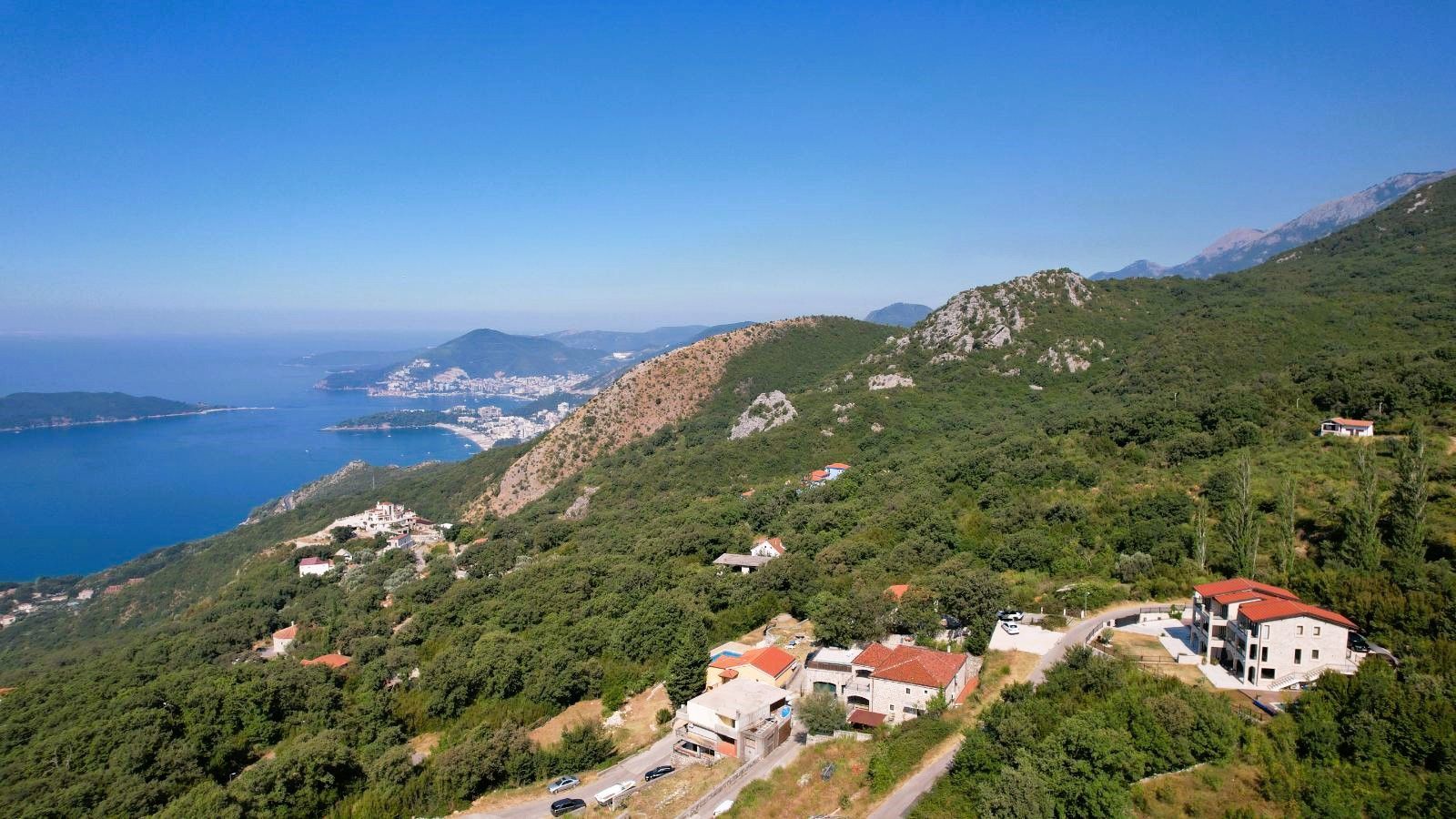 amforaproperty.com/Budva, Kuljače – Dve Luksuzne Novoizgrađene Vile sa Dva Bazena, Teretanom i Panoramskim Pogledom na More