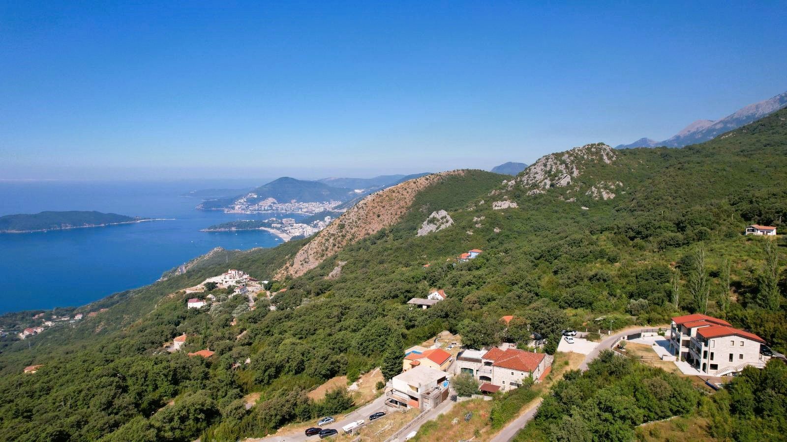 amforaproperty.com/Budva, Kuljače – Dve Luksuzne Novoizgrađene Vile sa Dva Bazena, Teretanom i Panoramskim Pogledom na More