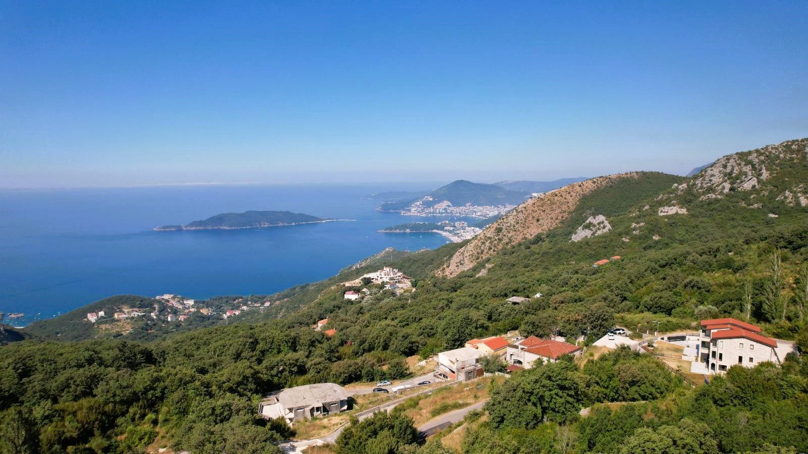 amforaproperty.com/Budva, Kuljače – Dve Luksuzne Novoizgrađene Vile sa Dva Bazena, Teretanom i Panoramskim Pogledom na More