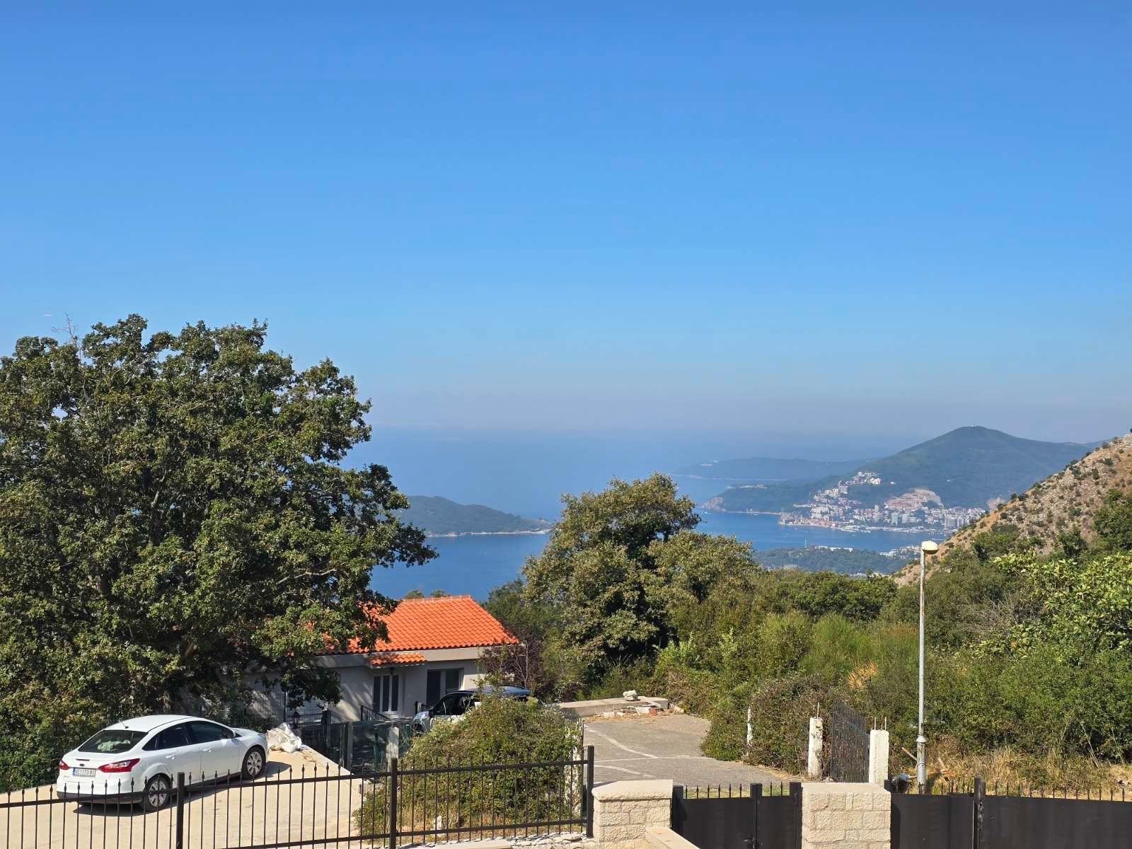 amforaproperty.com/Budva, Kuljače – Dve Luksuzne Novoizgrađene Vile sa Dva Bazena, Teretanom i Panoramskim Pogledom na More