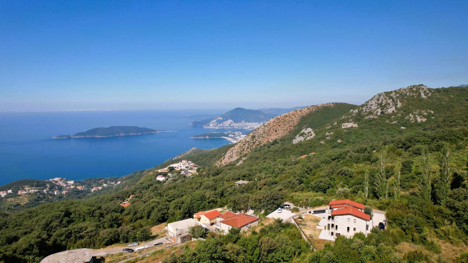 amforaproperty.com/Budva, Kuljače – Dve Luksuzne Novoizgrađene Vile sa Dva Bazena, Teretanom i Panoramskim Pogledom na More