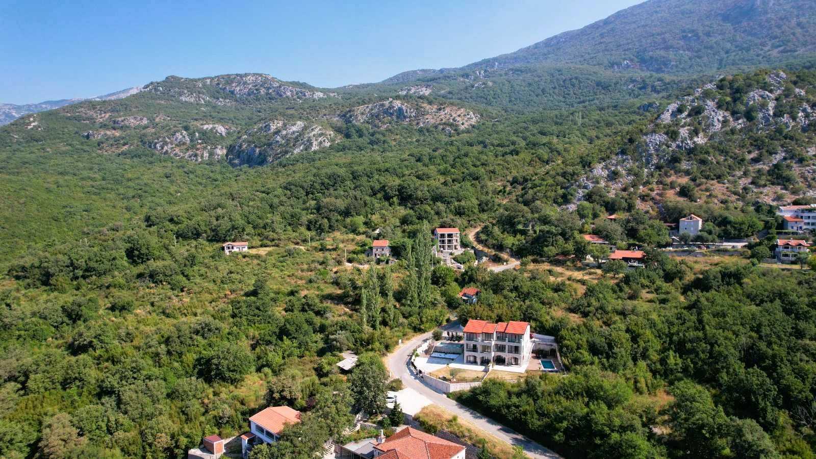 amforaproperty.com/Budva, Kuljače – Dve Luksuzne Novoizgrađene Vile sa Dva Bazena, Teretanom i Panoramskim Pogledom na More