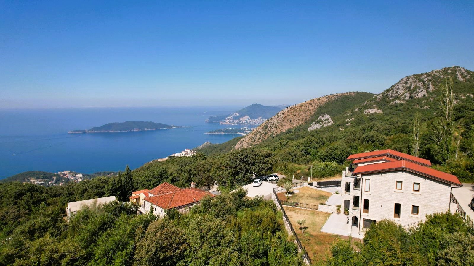 amforaproperty.com/Budva, Kuljače – Dve Luksuzne Novoizgrađene Vile sa Dva Bazena, Teretanom i Panoramskim Pogledom na More