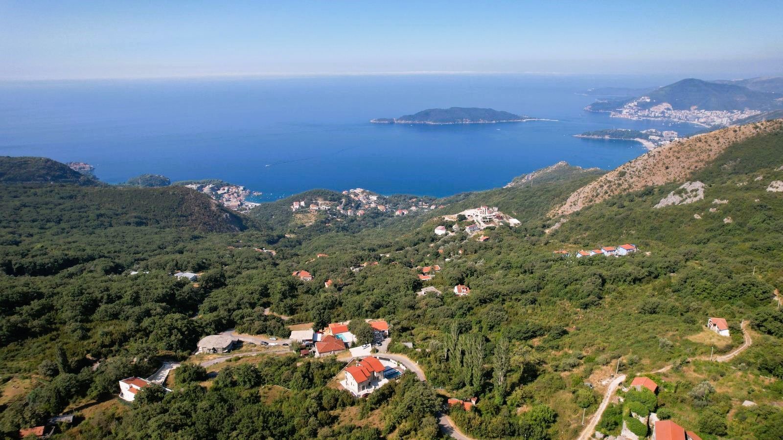 amforaproperty.com/Budva, Kuljače – Dve Luksuzne Novoizgrađene Vile sa Dva Bazena, Teretanom i Panoramskim Pogledom na More