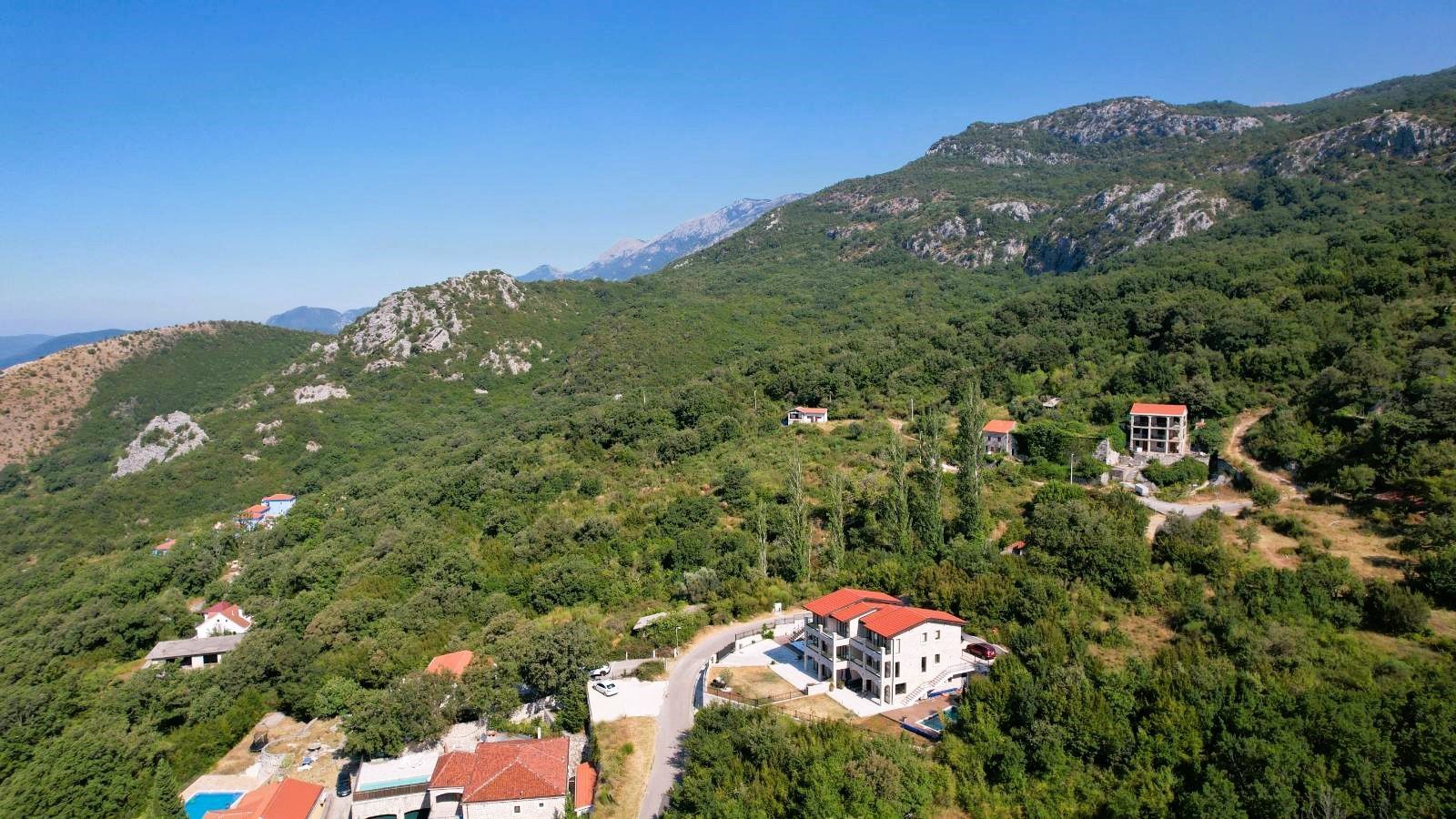 amforaproperty.com/Budva, Kuljače – Dve Luksuzne Novoizgrađene Vile sa Dva Bazena, Teretanom i Panoramskim Pogledom na More