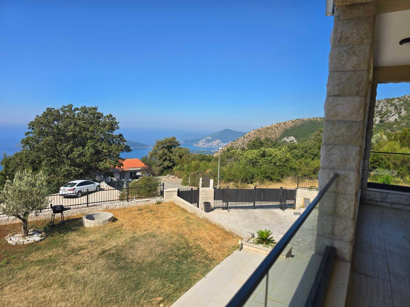 amforaproperty.com/Budva, Kuljače – Dve Luksuzne Novoizgrađene Vile sa Dva Bazena, Teretanom i Panoramskim Pogledom na More