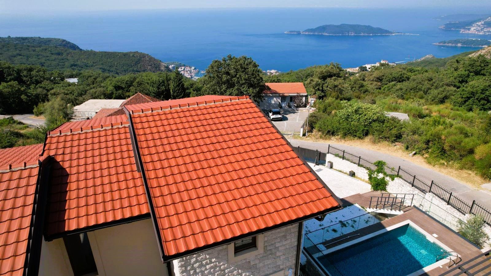 amforaproperty.com/Budva, Kuljače – Dve Luksuzne Novoizgrađene Vile sa Dva Bazena, Teretanom i Panoramskim Pogledom na More