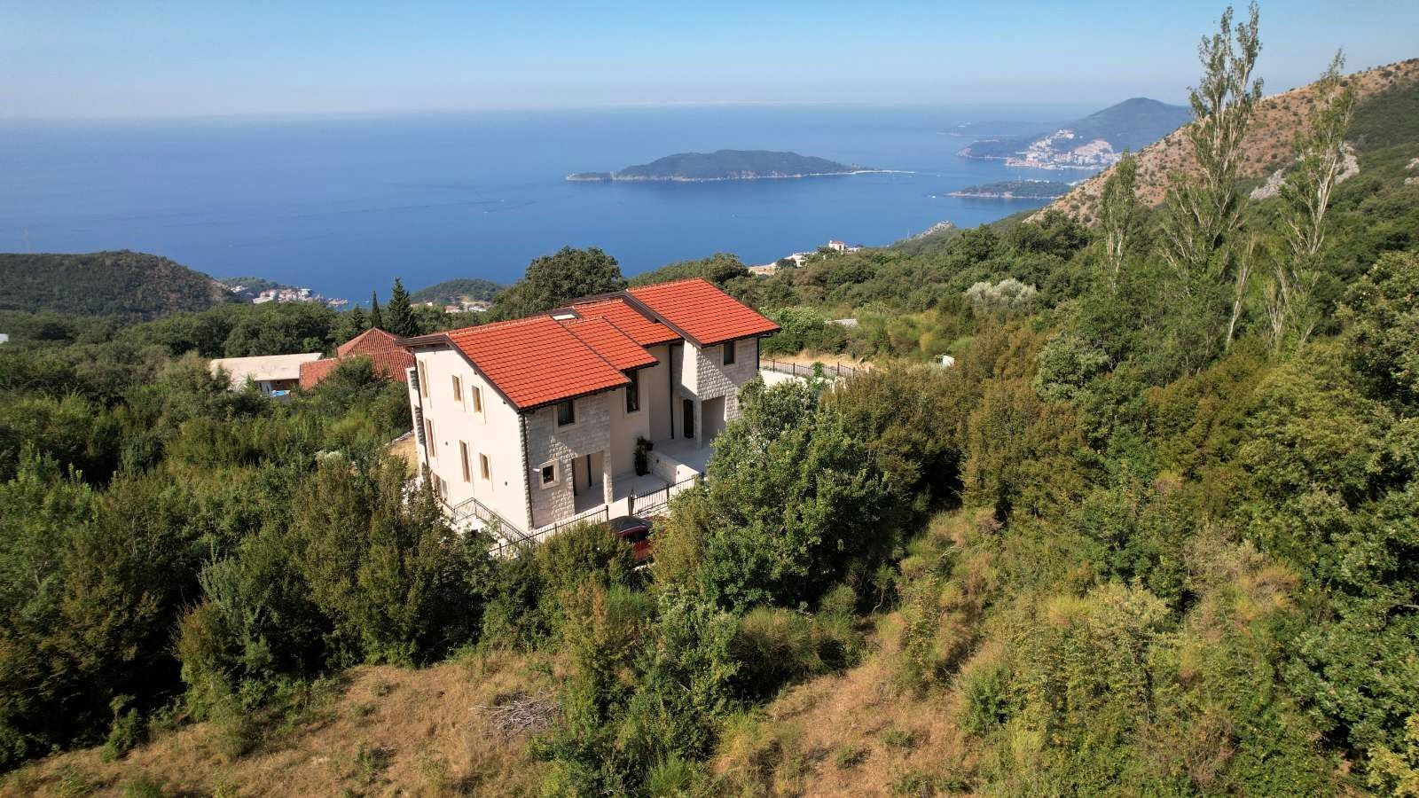 amforaproperty.com/Budva, Kuljače – Dve Luksuzne Novoizgrađene Vile sa Dva Bazena, Teretanom i Panoramskim Pogledom na More