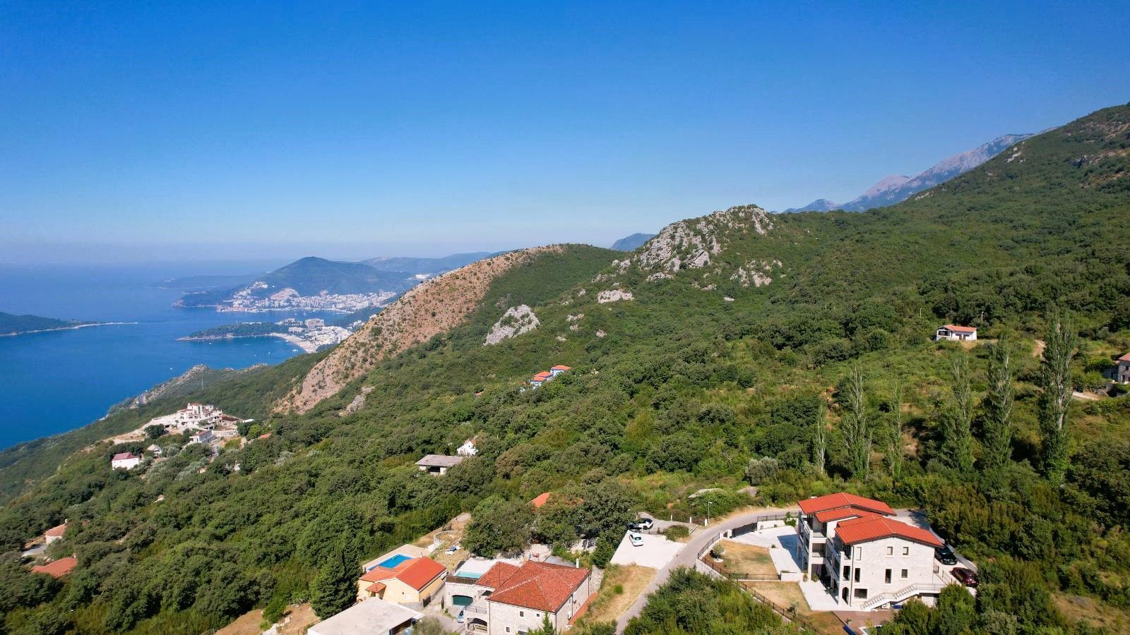 amforaproperty.com/Budva, Kuljače – Dve Luksuzne Novoizgrađene Vile sa Dva Bazena, Teretanom i Panoramskim Pogledom na More