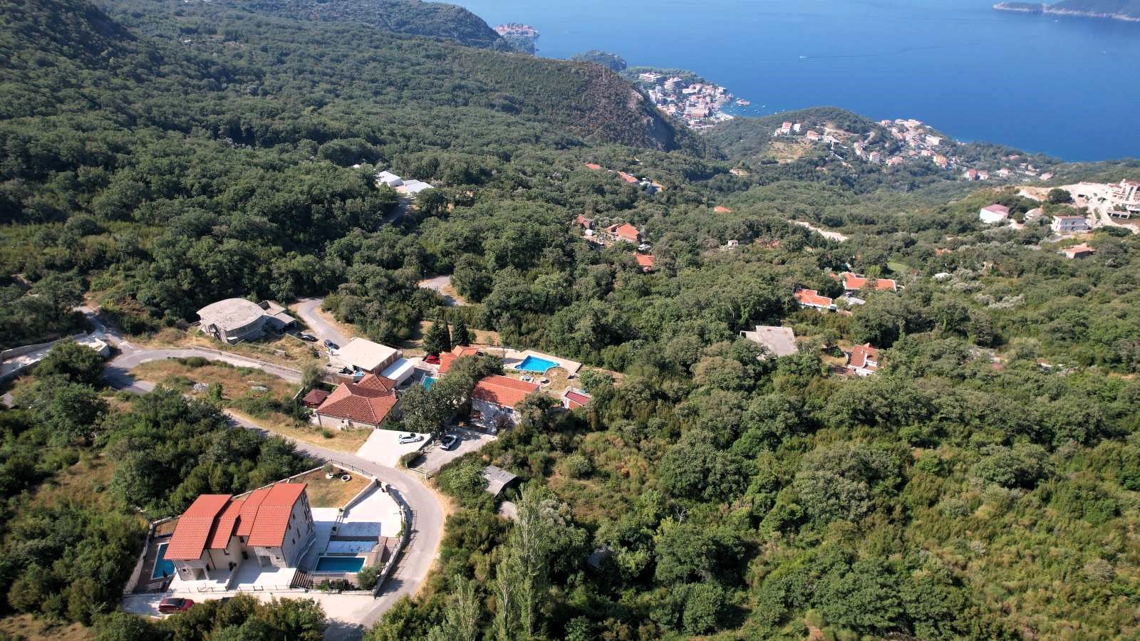 amforaproperty.com/Budva, Kuljače – Dve Luksuzne Novoizgrađene Vile sa Dva Bazena, Teretanom i Panoramskim Pogledom na More