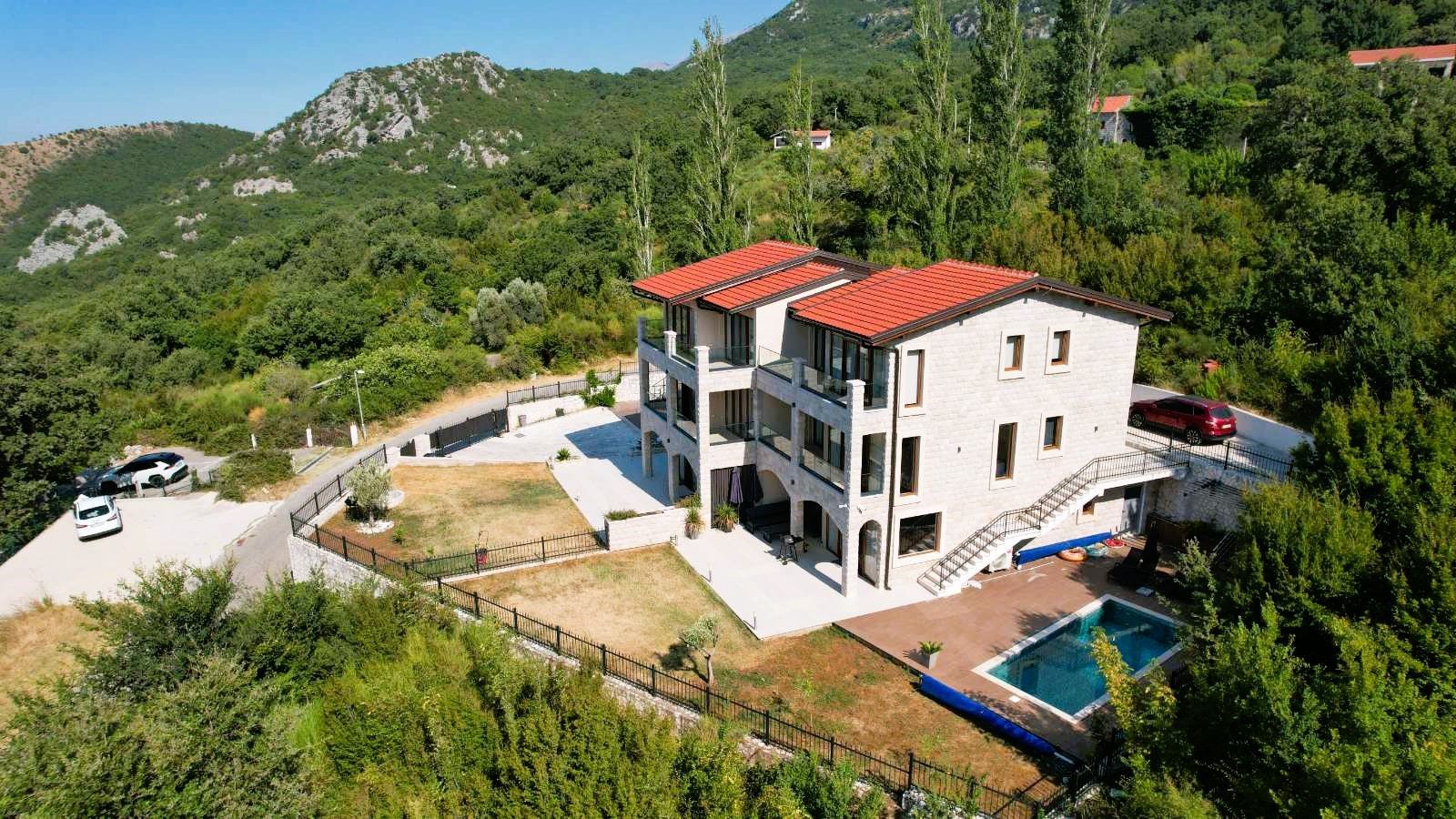 amforaproperty.com/Budva, Kuljače – Dve Luksuzne Novoizgrađene Vile sa Dva Bazena, Teretanom i Panoramskim Pogledom na More