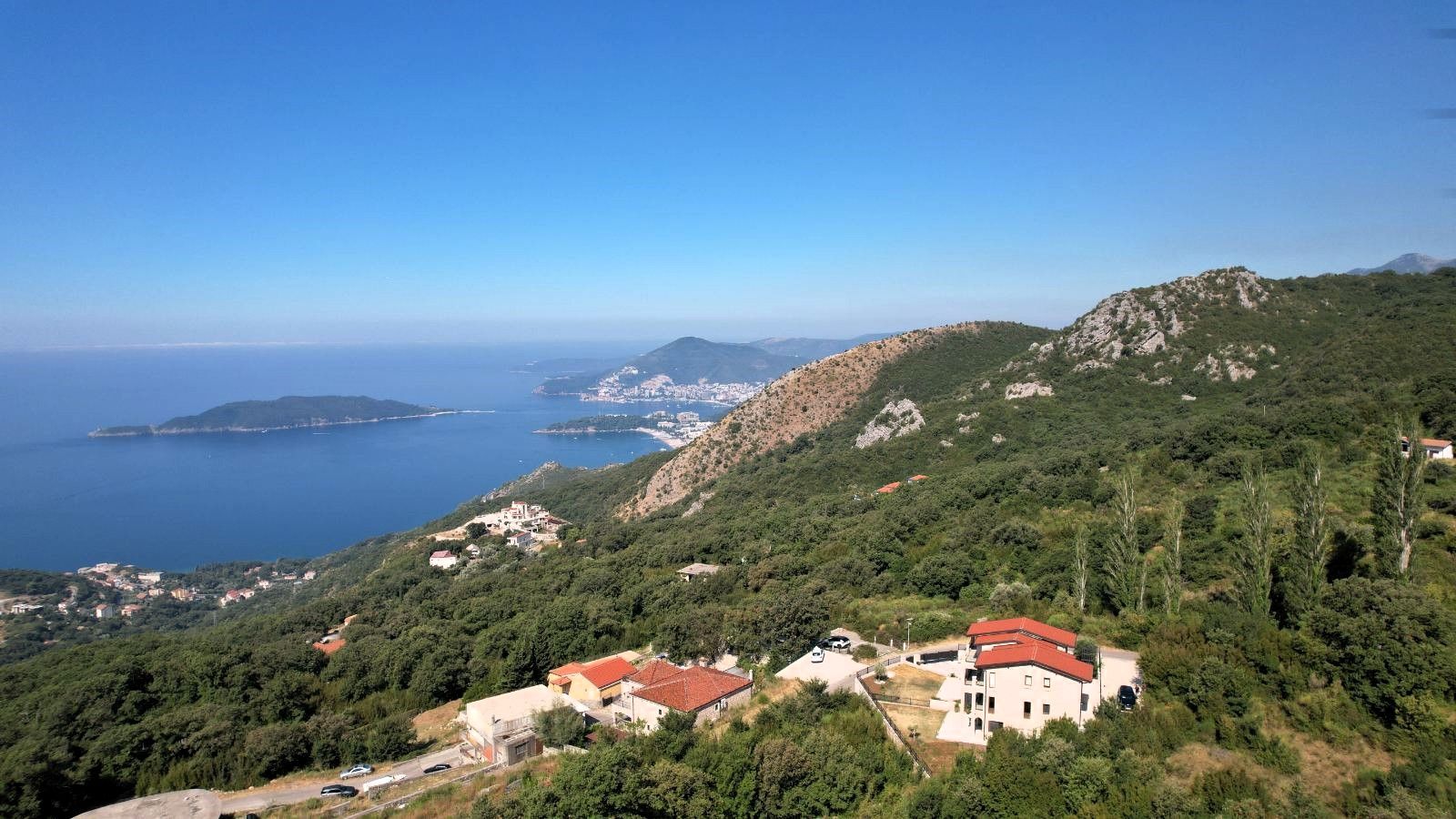 amforaproperty.com/Budva, Kuljače – Dve Luksuzne Novoizgrađene Vile sa Dva Bazena, Teretanom i Panoramskim Pogledom na More