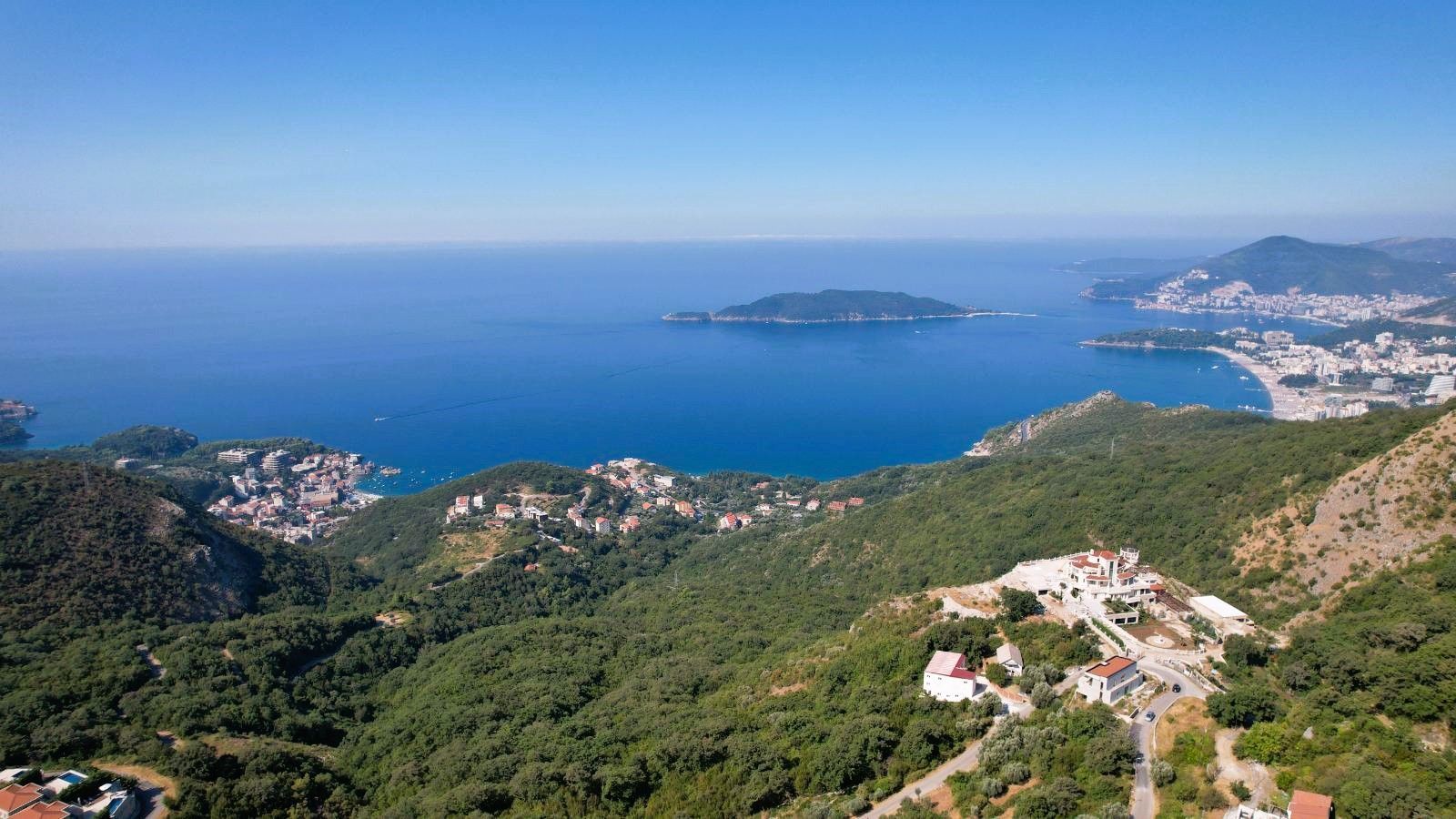 amforaproperty.com/Budva, Kuljače – Dve Luksuzne Novoizgrađene Vile sa Dva Bazena, Teretanom i Panoramskim Pogledom na More