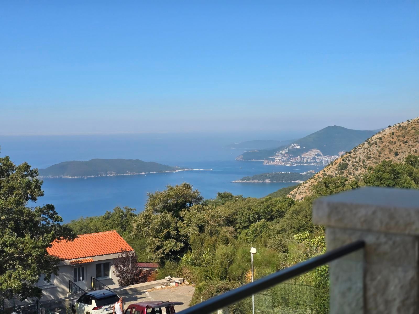 amforaproperty.com/Budva, Kuljače – Dve Luksuzne Novoizgrađene Vile sa Dva Bazena, Teretanom i Panoramskim Pogledom na More