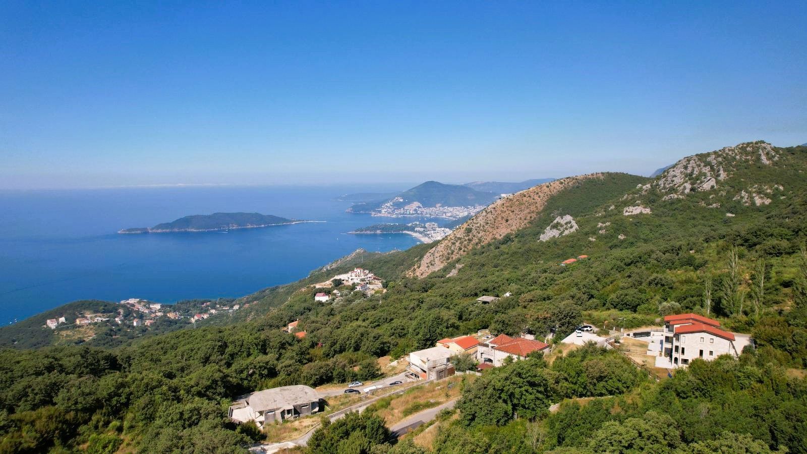 amforaproperty.com/Budva, Kuljače – Dve Luksuzne Novoizgrađene Vile sa Dva Bazena, Teretanom i Panoramskim Pogledom na More