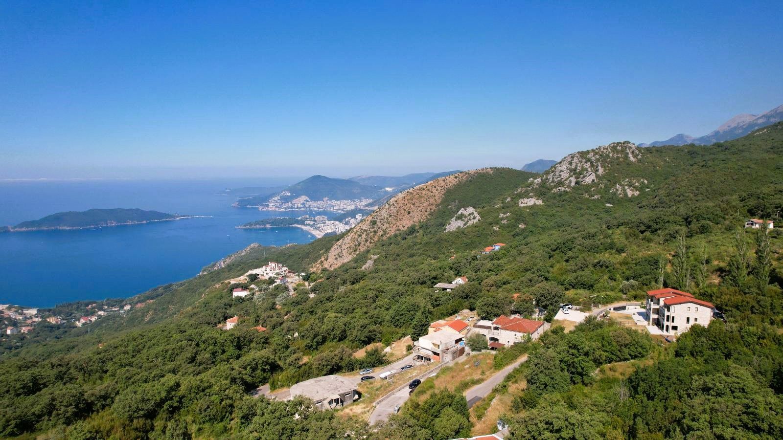 amforaproperty.com/Budva, Kuljače – Dve Luksuzne Novoizgrađene Vile sa Dva Bazena, Teretanom i Panoramskim Pogledom na More