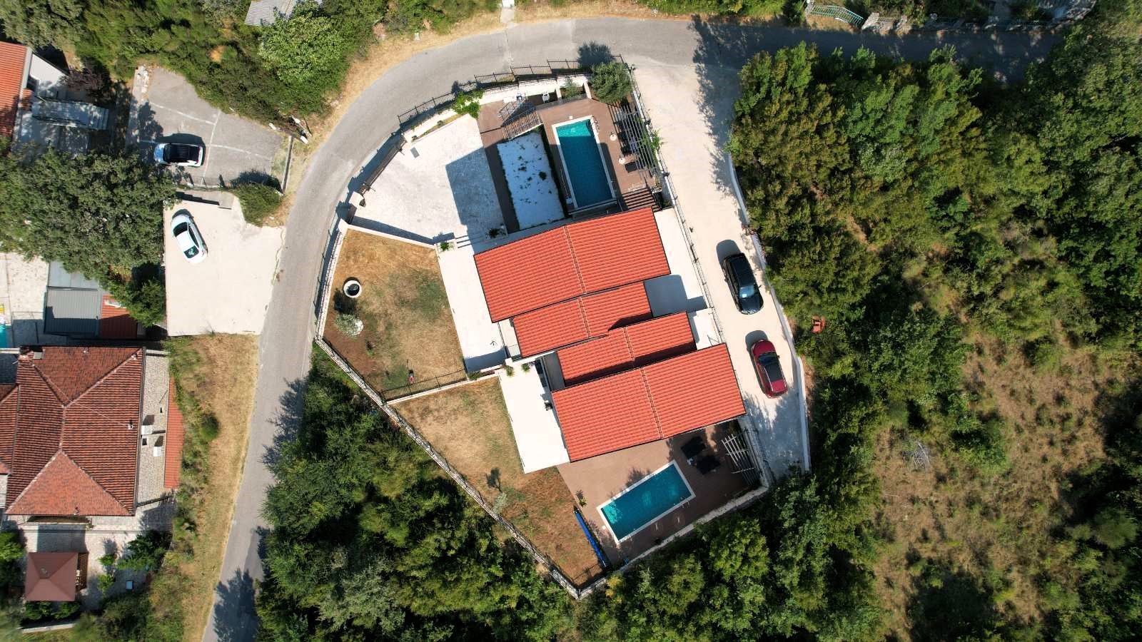 amforaproperty.com/Budva, Kuljače – Dve Luksuzne Novoizgrađene Vile sa Dva Bazena, Teretanom i Panoramskim Pogledom na More