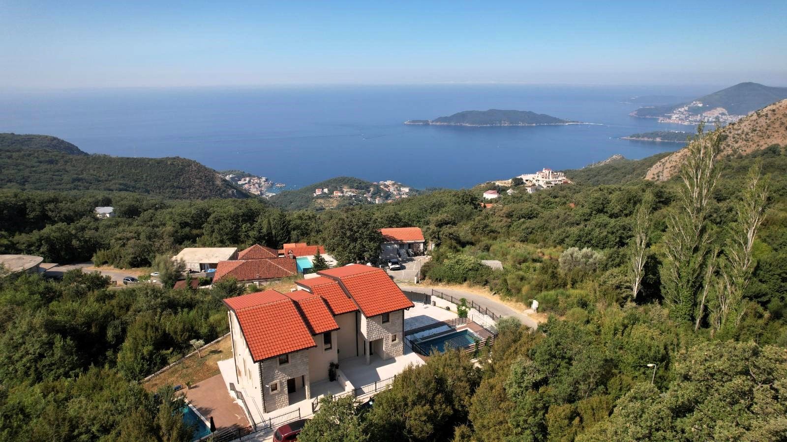 amforaproperty.com/Budva, Kuljače – Dve Luksuzne Novoizgrađene Vile sa Dva Bazena, Teretanom i Panoramskim Pogledom na More