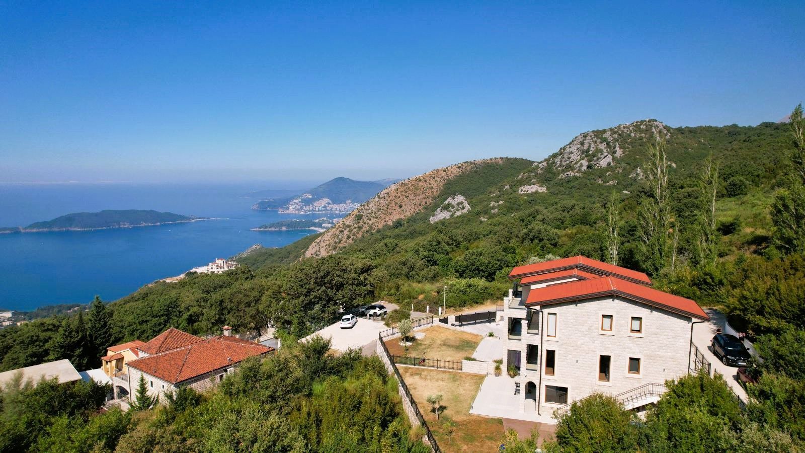 amforaproperty.com/Budva, Kuljače – Dve Luksuzne Novoizgrađene Vile sa Dva Bazena, Teretanom i Panoramskim Pogledom na More