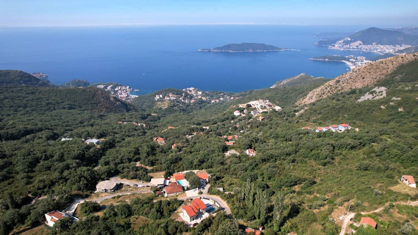 amforaproperty.com/Budva, Kuljače – Dve Luksuzne Novoizgrađene Vile sa Dva Bazena, Teretanom i Panoramskim Pogledom na More