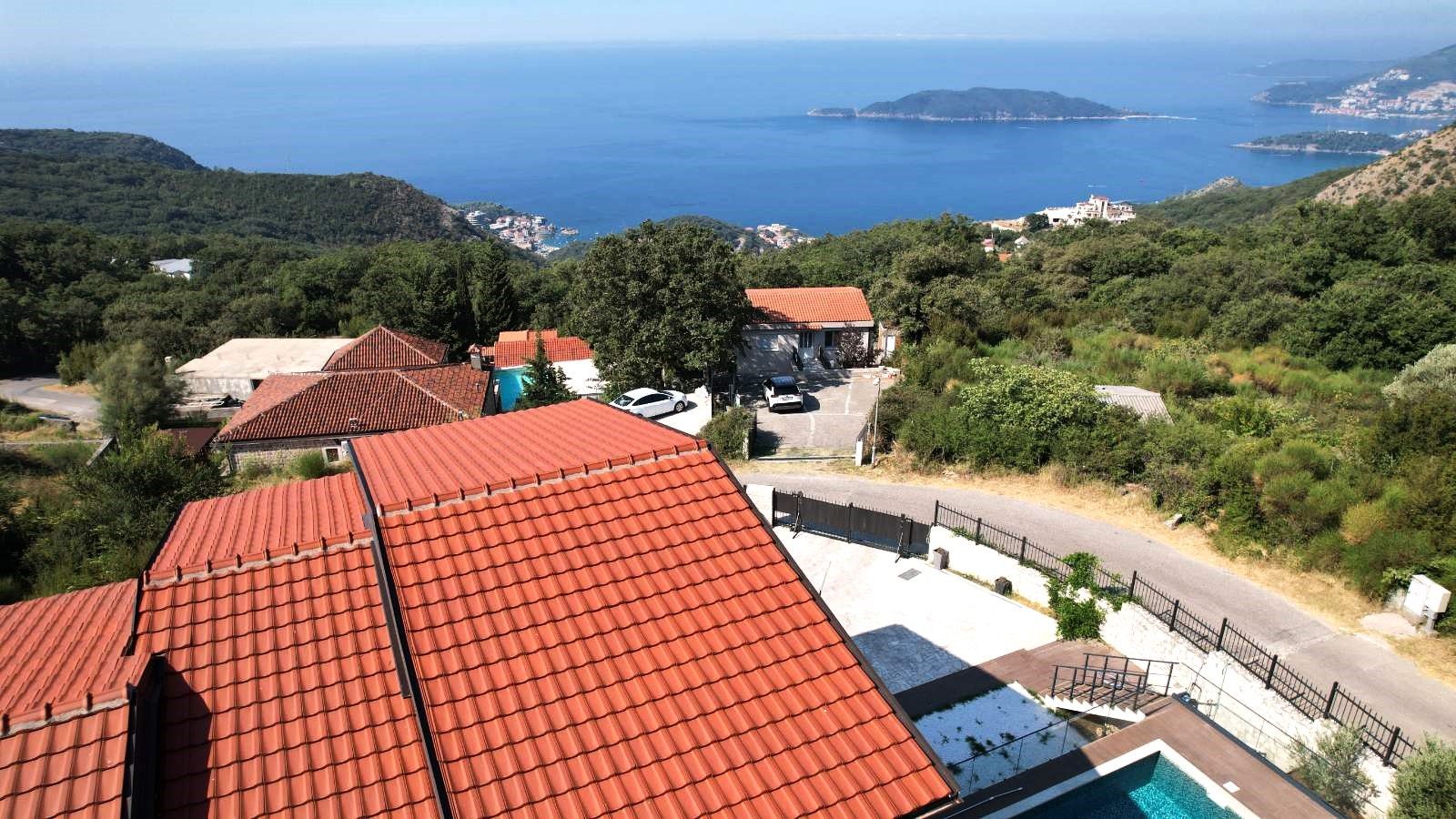 amforaproperty.com/Budva, Kuljače – Dve Luksuzne Novoizgrađene Vile sa Dva Bazena, Teretanom i Panoramskim Pogledom na More