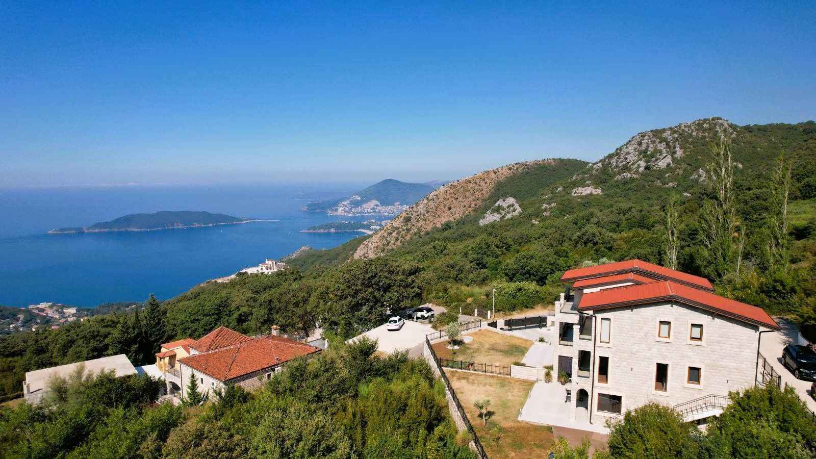 amforaproperty.com/Budva, Kuljače – Dve Luksuzne Novoizgrađene Vile sa Dva Bazena, Teretanom i Panoramskim Pogledom na More