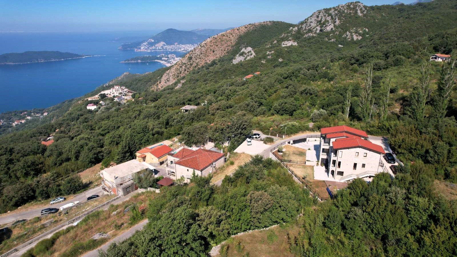 amforaproperty.com/Budva, Kuljače – Dve Luksuzne Novoizgrađene Vile sa Dva Bazena, Teretanom i Panoramskim Pogledom na More