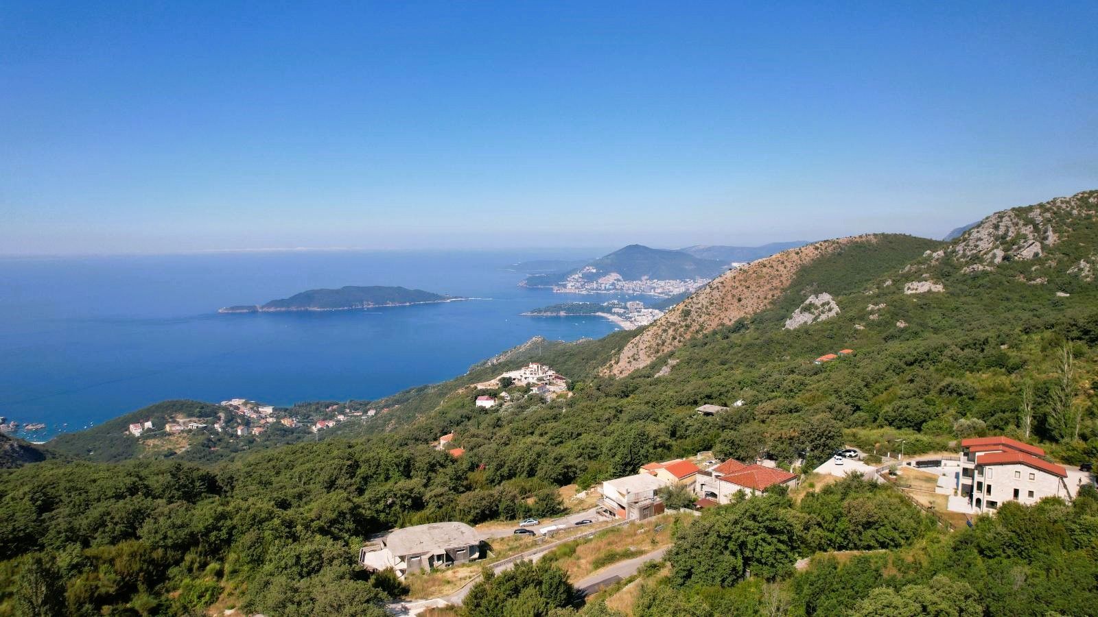 amforaproperty.com/Budva, Kuljače – Dve Luksuzne Novoizgrađene Vile sa Dva Bazena, Teretanom i Panoramskim Pogledom na More