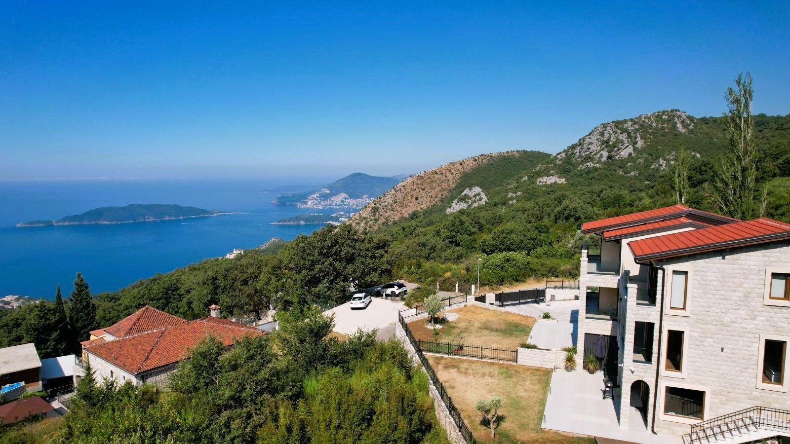 amforaproperty.com/Budva, Kuljače – Dve Luksuzne Novoizgrađene Vile sa Dva Bazena, Teretanom i Panoramskim Pogledom na More