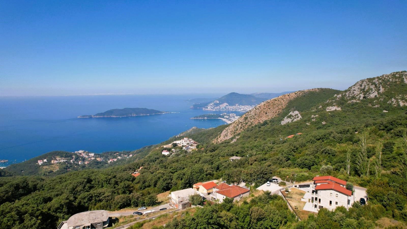 amforaproperty.com/Budva, Kuljače – Dve Luksuzne Novoizgrađene Vile sa Dva Bazena, Teretanom i Panoramskim Pogledom na More