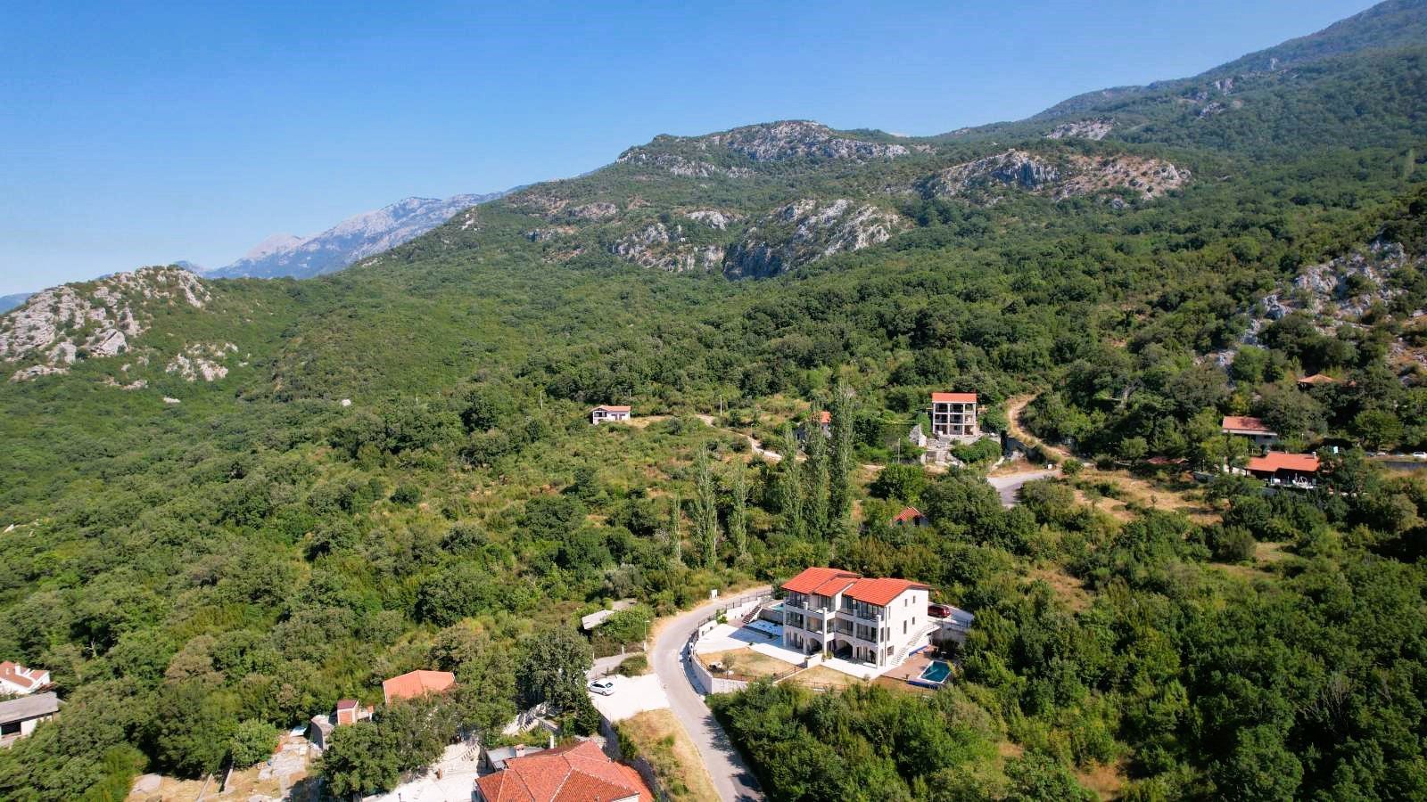 amforaproperty.com/Budva, Kuljače – Dve Luksuzne Novoizgrađene Vile sa Dva Bazena, Teretanom i Panoramskim Pogledom na More