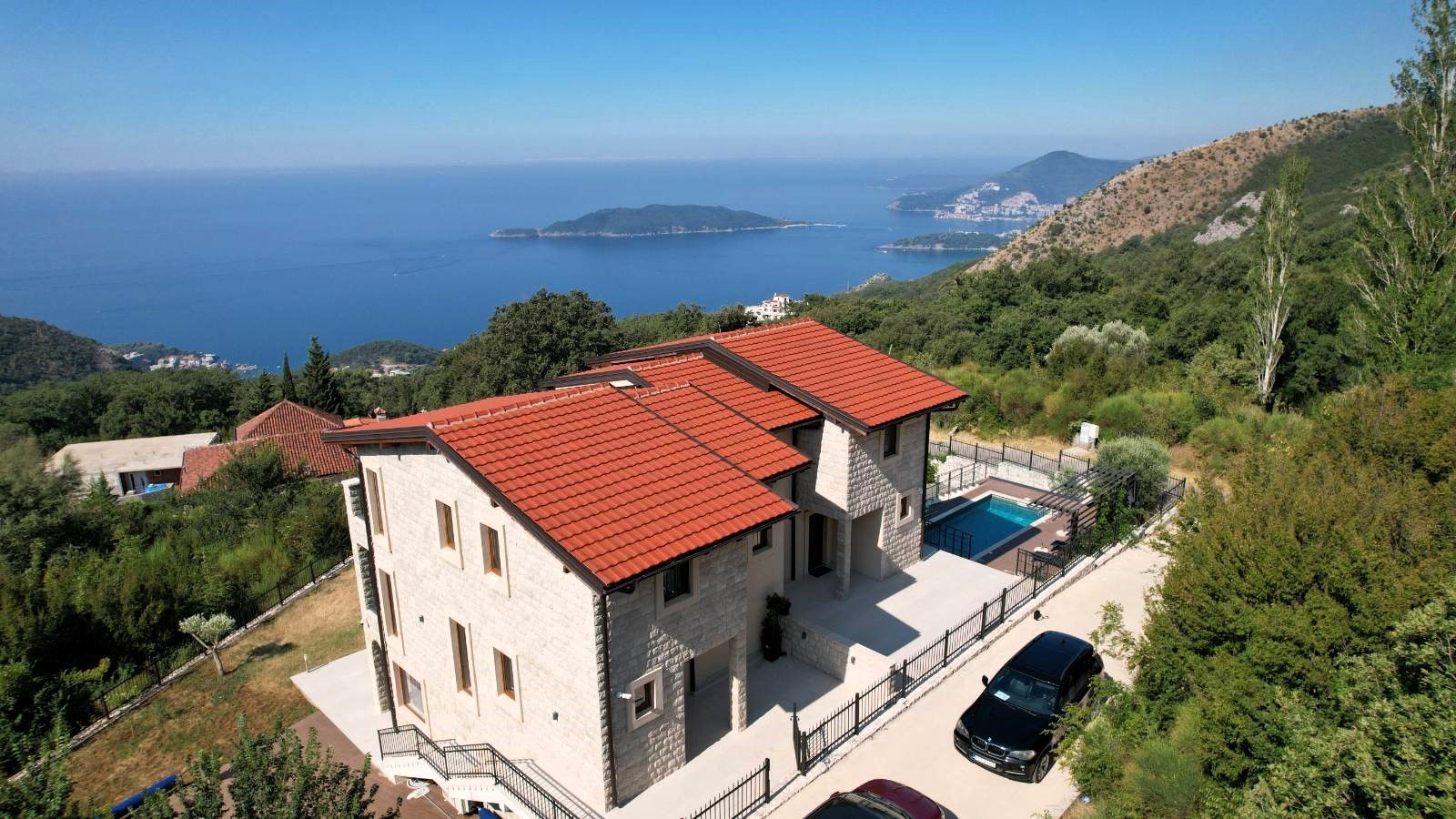 amforaproperty.com/Budva, Kuljače – Dve Luksuzne Novoizgrađene Vile sa Dva Bazena, Teretanom i Panoramskim Pogledom na More