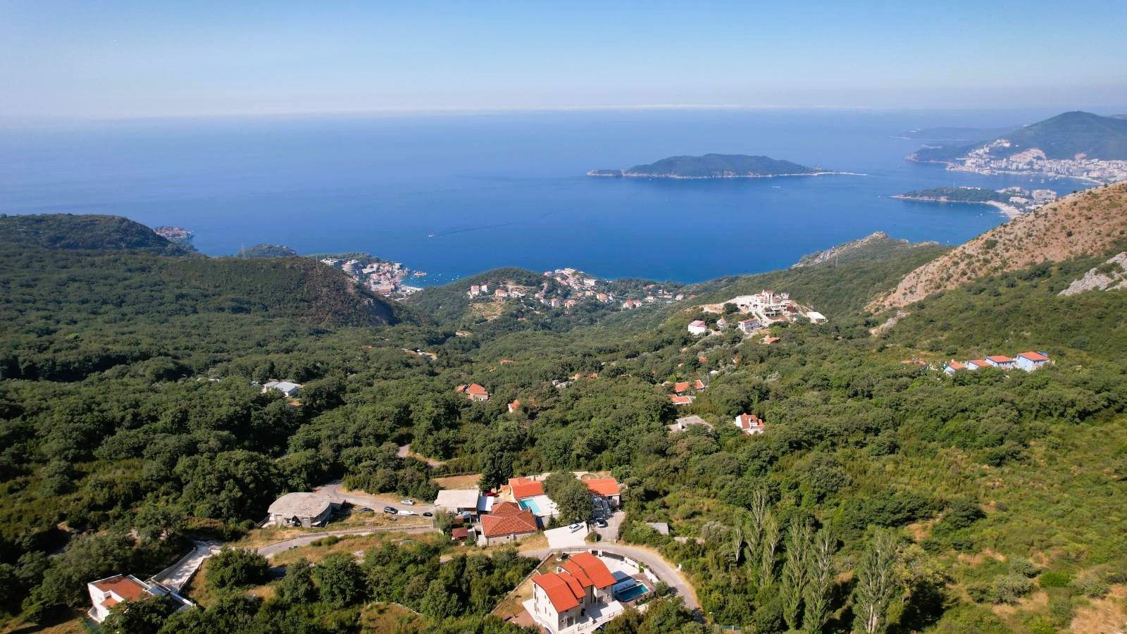 amforaproperty.com/Budva, Kuljače – Dve Luksuzne Novoizgrađene Vile sa Dva Bazena, Teretanom i Panoramskim Pogledom na More