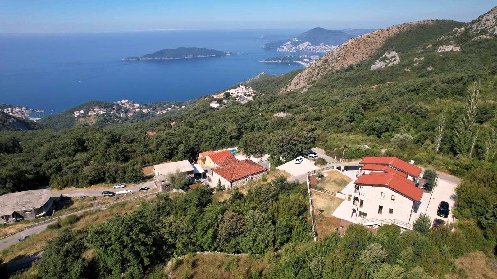 amforaproperty.com/Budva, Kuljače – Dve Luksuzne Novoizgrađene Vile sa Dva Bazena, Teretanom i Panoramskim Pogledom na More