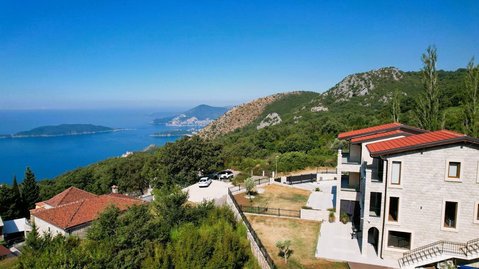 amforaproperty.com/Budva, Kuljače – Dve Luksuzne Novoizgrađene Vile sa Dva Bazena, Teretanom i Panoramskim Pogledom na More