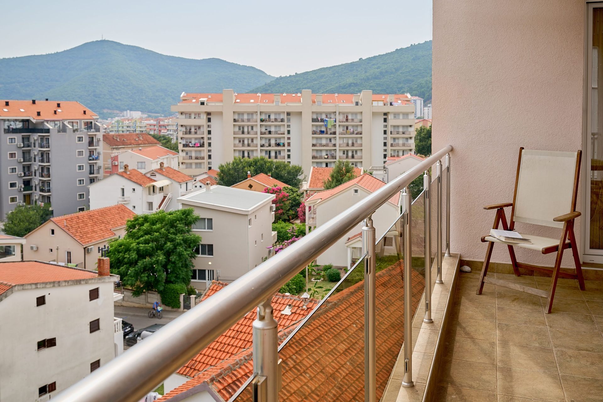 amforaproperty.com/Budva-Moderno Opremljen Dvosoban Stan 88m2 sa Pogledom na More i Garažnim Mestom