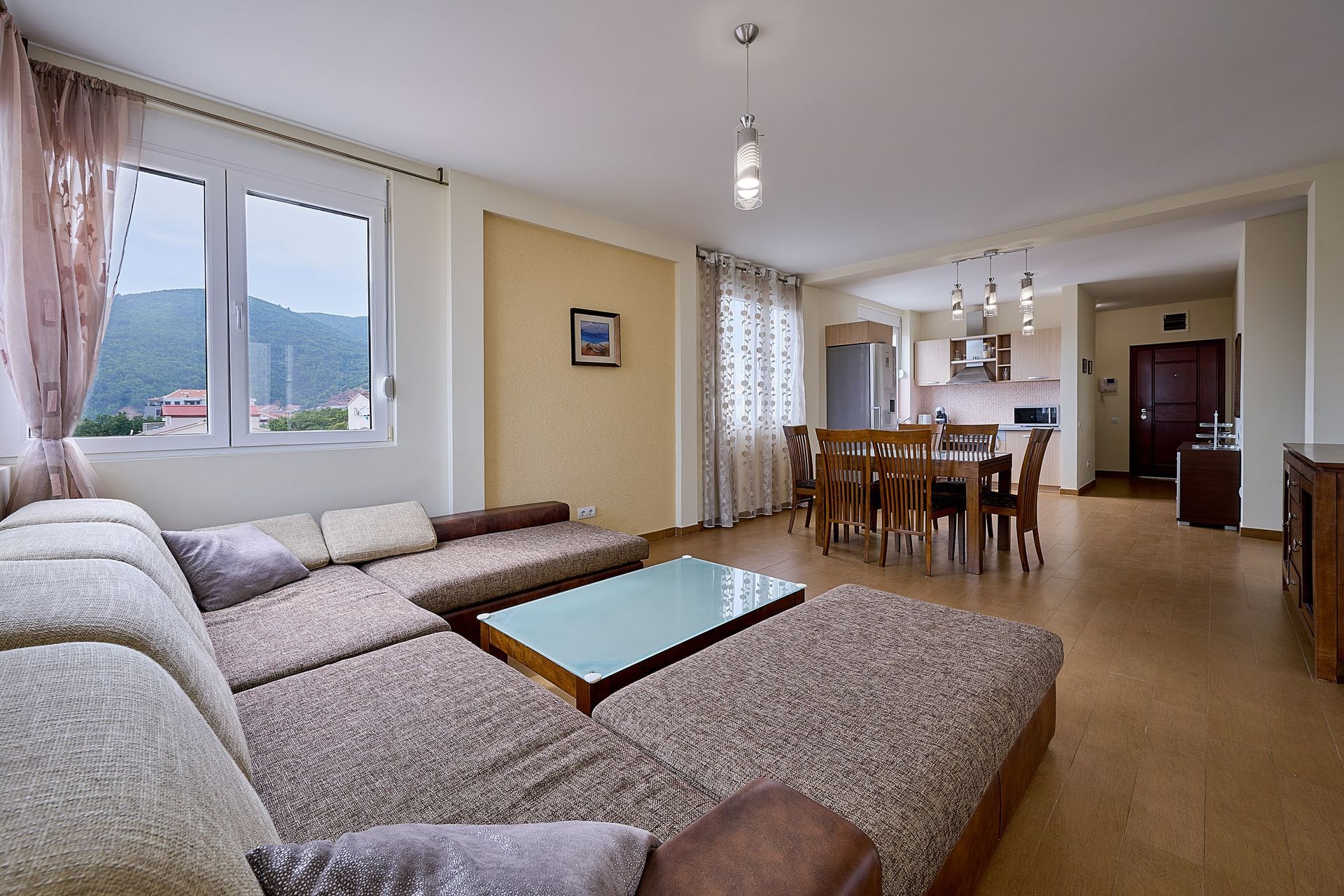 amforaproperty.com/Budva-Moderno Opremljen Dvosoban Stan 88m2 sa Pogledom na More i Garažnim Mestom