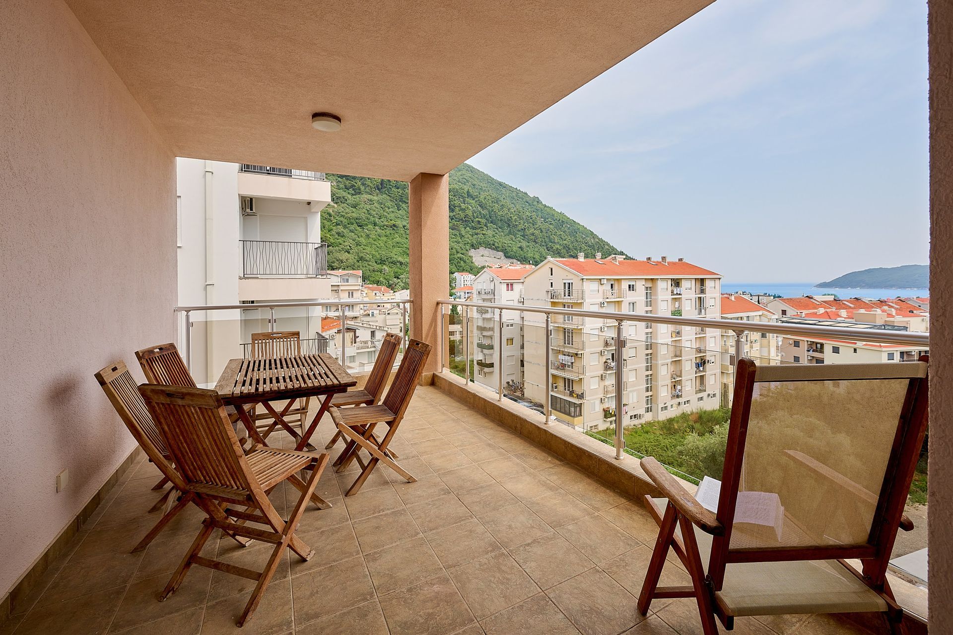 amforaproperty.com/Budva-Moderno Opremljen Dvosoban Stan 88m2 sa Pogledom na More i Garažnim Mestom